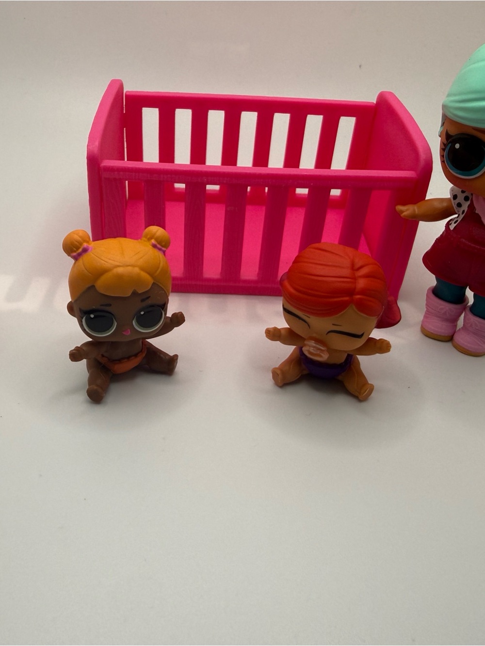 L.O.L. Surprise! Bright Pink Crib with Two Baby Dolls